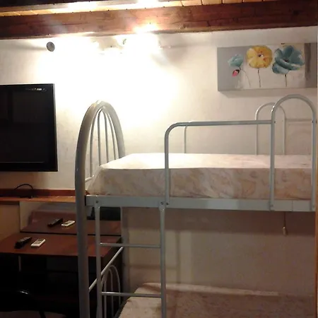Eyes Wide Shut Hostal *